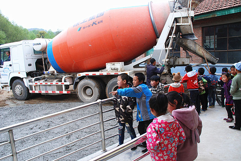 星火機床公司為幫扶村硬化學校操場