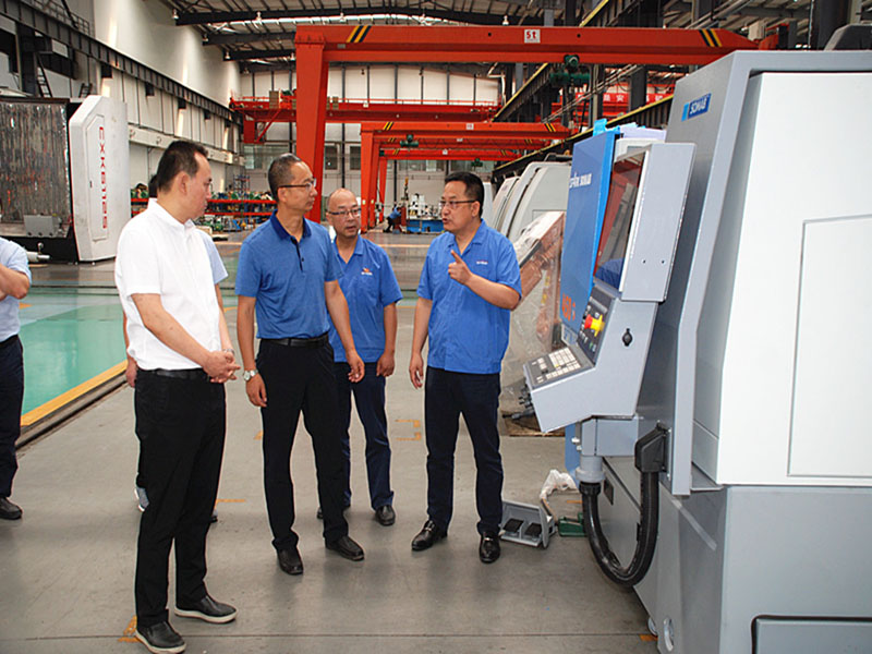 天水市政府副市長(zhǎng)董小平來星火機(jī)床公司調(diào)研