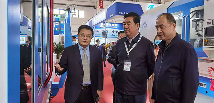 甘肅省政協原副主席張景輝蒞臨星火機床展臺參觀