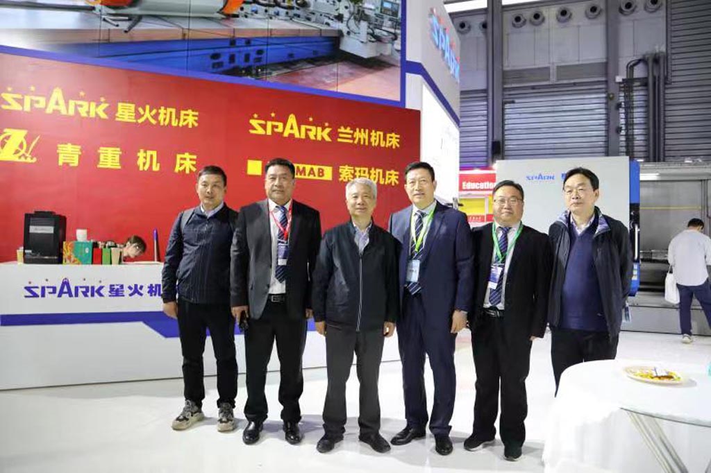 梅雪松教授蒞臨星火機床公司展臺參觀 梅雪松教授蒞臨星火機床公司展臺參觀