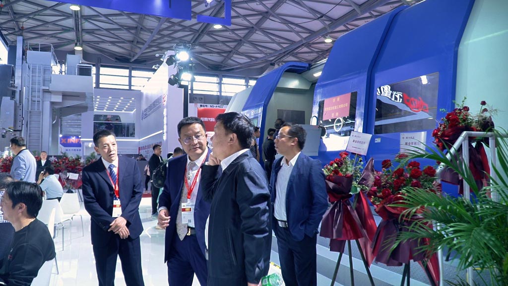 陜柴重工副總經理雷軍訪問星火機床集團公司展位 陜柴重工副總經理雷軍訪問星火機床集團公司展位