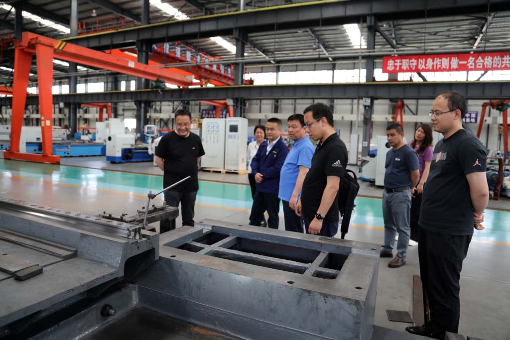 陜柴重工副總經理雷軍來星火公司考察聯合體技術攻關項目 陜柴重工副總經理雷軍來星火公司考察聯合體技術攻關項目